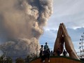 FOTO : Warga Filipina Panik Akibat Erupsi Gunung Taal