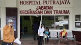 Kento Momota dan tiga korban kecelakaan lainnya langsung dibawa ke Rumah Sakit Putrajaya. (AP Photo/Vincent Thian)