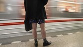April Norwood (38), misalnya, mengenakan celana pendek yang bentuknya nyaris menyerupai buah ceri. Itu adalah keikutsertaan keempatnya dalam No Pants Subway Ride bersama temannya Yasmin Anderson yang mengenakan celana pendek hitam buatan sendiri. (AP Photo/Petr David Josek)
