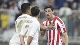 Tensi pertandingan makin memanas di babak perpanjangan waktu. Setelah Federico Valverde terkena kartu merah, sempat terjadi keributan antarpemain di lapangan. (AP Photo/Hassan Ammar)