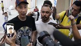 Mantan pebulutangkis nomor satu dunia asal Malaysia Lee Chong Wei berbicara kepada awak media usai menjenguk Kento Momota. (AP Photo)