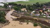 Untuk memperbaiki tanggul, alat berat dikerahkan. Tanggul jebol karena miningkatnya debit air sungai. (ANTARA FOTO/Aji Styawan)