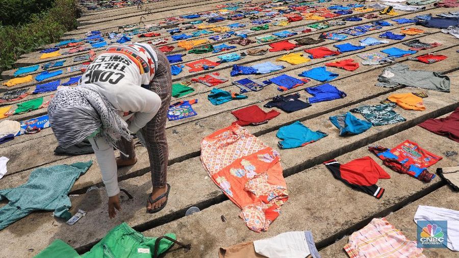 Pakaian itu dijemur di salah satu lahan kosong di Tanah Kusir, Bintaro.