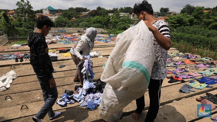 Penampakan Ribuan Pakaian yang Dijemur Gegara Kebanjiran