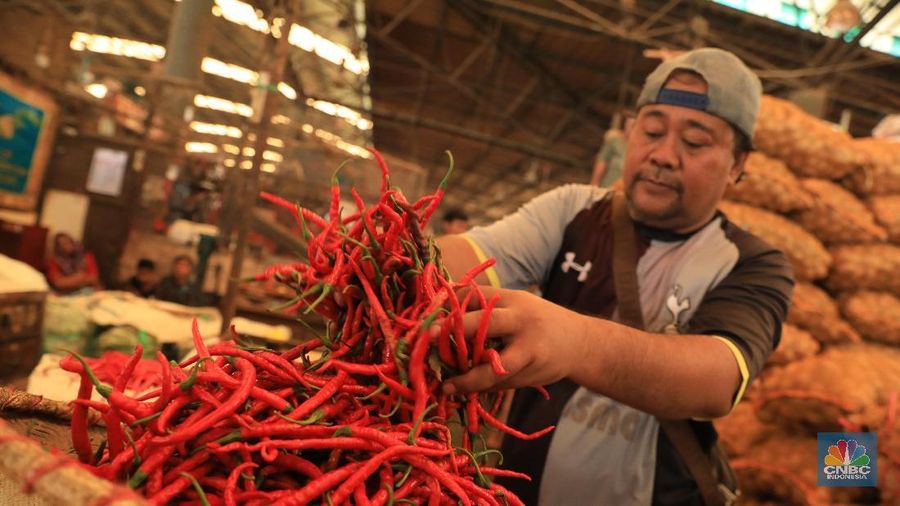 Bongkar Muat Cabai Merah di Pasar Kramat Jati (վ/Tris Susilo)