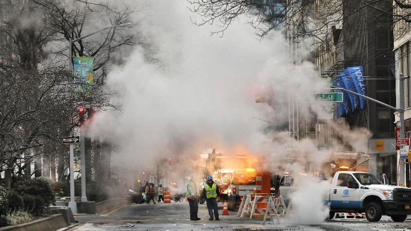 Banjir terjadi di AS. Kali ini air menggenangi Manhattan Lincoln Center, New York, Senin (13/1/2020).