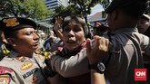 Polisi menyekat Massa Jakarta Bergerak dan Bang Japar agar perang mulut tidak berlanjut ke bentrok fisik.