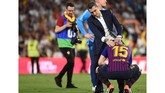 Musim Barcelona semakin buruk setelah kalah dari Valencia pada final Copa Del Rey 2019. Terlihat Ernesto Valverde coba menghibur bek Clement Lenglet usai dikalahkan Valencia. (JOSE JORDAN / AFP)