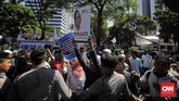Polisi kemudian mendorong massa Jakarta Bergerak untuk menggelar aksi di Patung Kuda Arjuna Wiwaha, sementara massa Bang Japar tetap di Balai Kota.