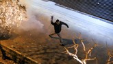 Video yang tersebar di media sosial menunjukkan para pedemo berkumpul di alun-alun Azadi di pusat kota sambil meneriakkan slogan-slogan anti-pemerintah Iran. (AP Photo)