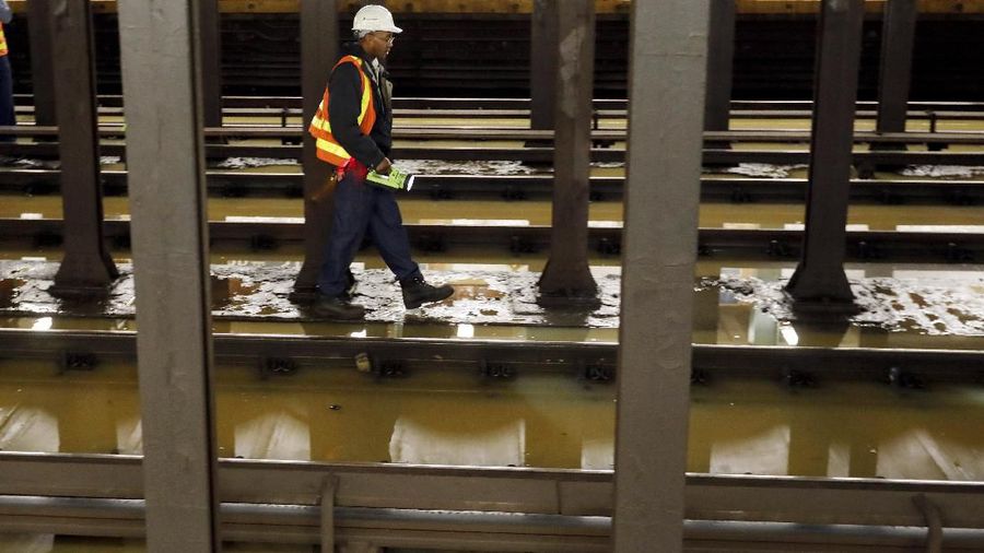 Banjir terjadi di AS. Kali ini air menggenangi Manhattan Lincoln Center, New York, Senin (13/1/2020).