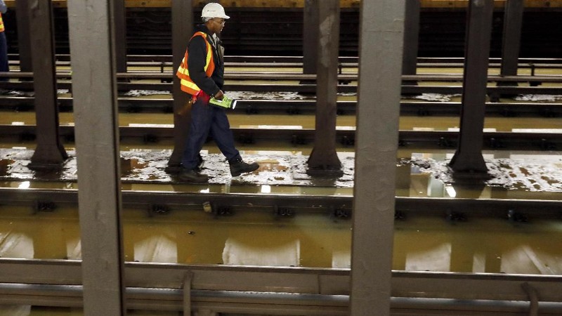 Banjir terjadi di AS. Kali ini air menggenangi Manhattan Lincoln Center, New York, Senin (13/1/2020).