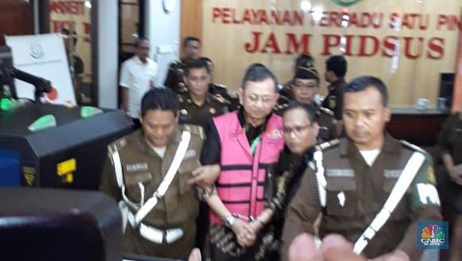 Hendrisman Rahim Mengenakan Rompi Pink di Kejagung (CNBC Indonesia/Ferry Sandi)
