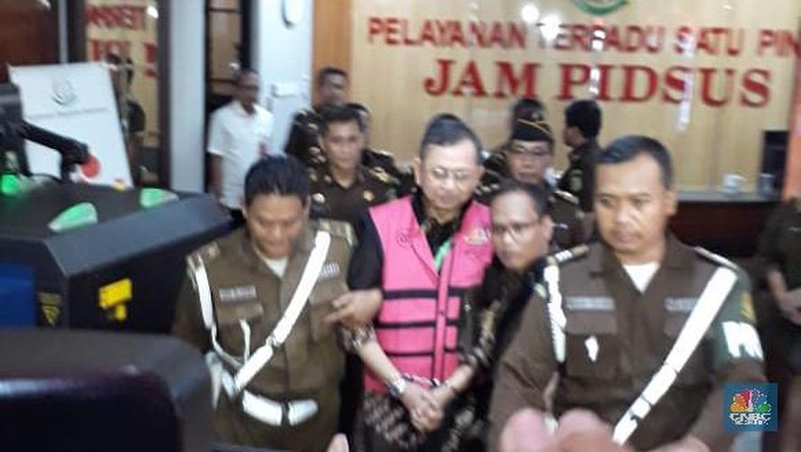 Hendrisman Rahim Mengenakan Rompi Pink di Kejagung (CNBC Indonesia/Ferry Sandi)