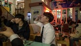 Tulisan-tulisan bernada propaganda dalam poster di Pyongyang bar berbunyi: