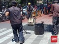 Dinas PU Bongkar Jalan di Kota Bandung yang Keluarkan Asap
