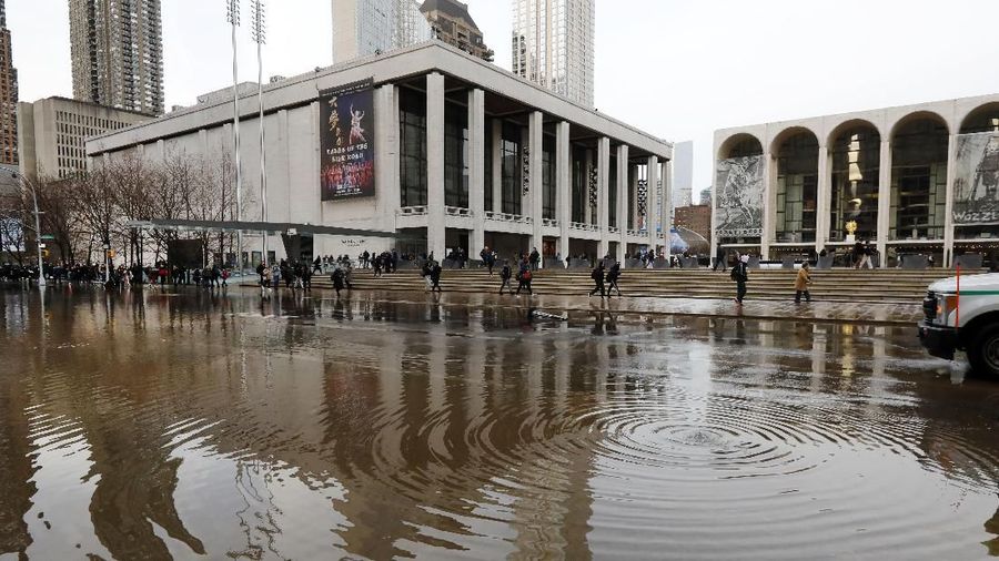 Banjir terjadi di AS. Kali ini air menggenangi Manhattan Lincoln Center, New York, Senin (13/1/2020).