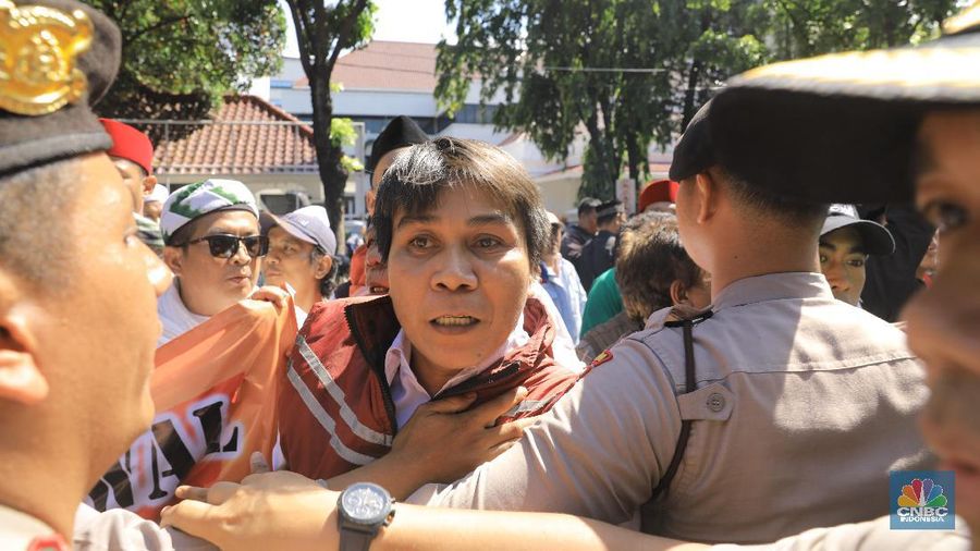 Dua kelompok massa pro dan kontra-Gubernur DKI Anies Baswedan akan melakukan unjuk rasa di Balai Kota Jakarta