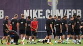 Ernesto Valverde memimpin latihan Barcelona. Valverde meraih sukses yang cukup besar di musim pertama di Barcelona pada 2017/2018. (LLUIS GENE / AFP)