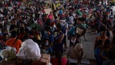 Badan tanggap bencana sejauh ini mencatat lebih dari 30 ribu warga di provinsi Batangas dan Cavite mulai mengungsi. Jumlahnya diperkirakan akan terus bertambah. (Photo by Ted ALJIBE / AFP)