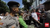 Sempat ada upaya membubarkan massa Jakarta Bergerak oleh massa Bang Japar. Namun polisi sigap mengadang sehingga bentrok tak terjadi. Dua kelompok ini kemudian membubarkan diri.