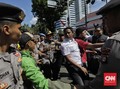 Polisi Angkut Sejumlah Orang saat Demo di Balai Kota