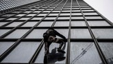 Robert yang pernah mampir ke Indonesia memanjat gedung setinggi 187 meter tersebut sejak pukul 10.30 waktu setempat. (Photo by Thomas SAMSON / AFP)