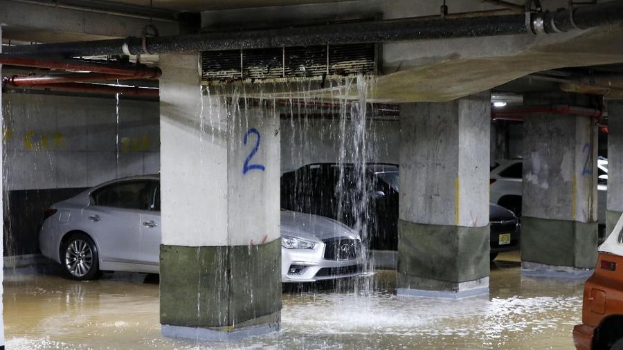 Banjir terjadi di AS. Kali ini air menggenangi Manhattan Lincoln Center, New York, Senin (13/1/2020).