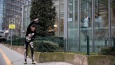 Pemanjat bebas Prancis, Alain Robert, memanjat Menara Total di kawasan perkantoran La Defense, Paris, pada Senin (13/1) kemarin. (Thomas SAMSON/AFP)