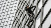 Robert kerap memanjat sejumlah gedung di seluruh dunia tanpa tali dan terkadang tidak berizin. (Photo by Thomas SAMSON / AFP)