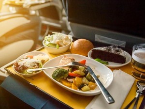 5 Makanan Ini Sebaiknya Tidak Dimakan di Dalam Pesawat