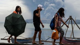 FOTO: Evakuasi Warga dari Amukan Gunung Taal