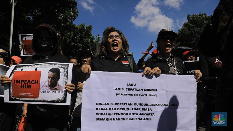 Dua kelompok massa pro dan kontra-Gubernur DKI Anies Baswedan akan melakukan unjuk rasa di Balai Kota Jakarta