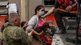 Gunung Taal mulai memuntahkan lava pijar disertai kabut abu tebal yang memicu kekhawatiran warga. (Photo by Ted ALJIBE / AFP)