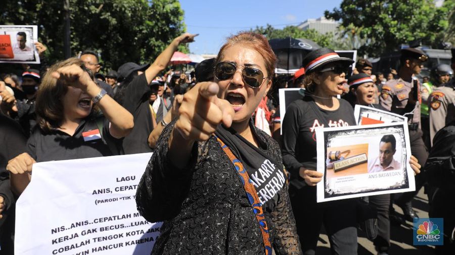 Dua kelompok massa pro dan kontra-Gubernur DKI Anies Baswedan akan melakukan unjuk rasa di Balai Kota Jakarta