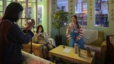 Pyongyang Bar bukan tempat pemujaan Korea Utara. Bahkan sebelum bar dibuka, Jang diperintahkan oleh pemerintah setempat untuk menghapus potret Kim Il Sung dan Kim Jong Il yang dipajang di dalam barnya. (AFP/Ed Jones)