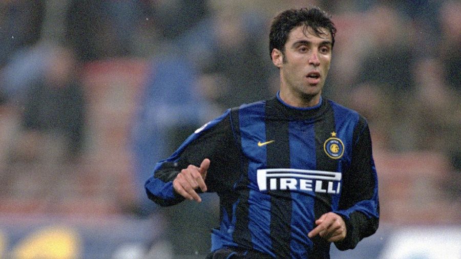 Hakan Sukur merupakan pahlawan Turki di Piala Dunia 2002 yang kini hidup dipengasingan dengan menjadi driver taksi online.