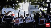 Dua kelompok ini mengusung dua tujuan berbeda saat menggelar demo di Balai Kota DKI Jakarta.