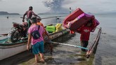 Peringatan kondisi gunung Taal meningkat dari level 3 (pergerakan magma) menjadi level 4 (erupsi berbahaya segera terjadi) pada Minggu pukul 19.02. (Photo by Ted ALJIBE / AFP)