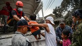 Kenaikan status terjadi akibat aktivitas vulkanik yang mengeluarkan fragmen partikel yang sarat uap setinggi 10-15 kilometer disertai petir dan hujan abu basah di wilayah utara gunung Taal hingga kota Quezon. (Photo by Ted ALJIBE / AFP)
