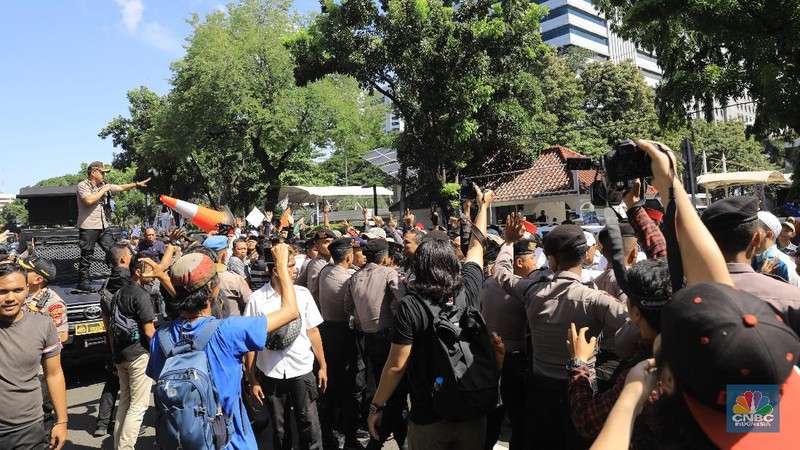 Dua kelompok massa pro dan kontra-Gubernur DKI Anies Baswedan akan melakukan unjuk rasa di Balai Kota Jakarta