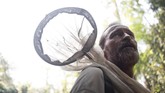 Philippe, ahli entomologi mencari kupu-kupu raksasa di hutan Lobaye, dekat Mogoumba, Afrika pada Kamis (5/12). (Photo by FLORENT VERGNES / AFP)