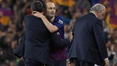 Ernesto Valverde memeluk kapten Barcelona Andres Iniesta pada pertandingan terakhir Liga Spanyol musim 2017/2018. Barcelona berhasil merebut gelar liga dan Copa Del Rey di musim pertama Valverde. (LLUIS GENE / AFP)