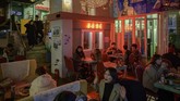 Suasana bagian dalam Pyeongyang Bar yang berlokasi di Hongdae, kawasan hiburan malam di Seoul, Korea Selatan. (AFP/Ed Jones)