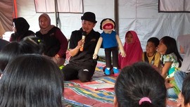 Boneka Kakek Pengikis Trauma Korban Longsor Bogor