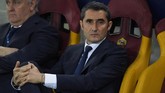 Kekalahan dari AS Roma pada perempat final Liga Champions 2017/2018 menjadi noda pertama Ernesto Valverde di Barcelona. (LLUIS GENE / AFP)