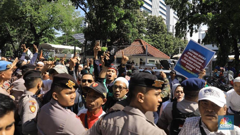 Dua kelompok massa pro dan kontra-Gubernur DKI Anies Baswedan akan melakukan unjuk rasa di Balai Kota Jakarta