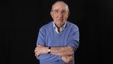 Szmul Icek yang kini bermukim di Yerusalem memperlihatkan tato sebagai penghuni kamp Auschwitz bernomor 117568. (Photo by MENAHEM KAHANA / AFP)