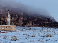 Panas Terik & Banyak Gurun, Kok Bisa Salju Turun di Arab?
