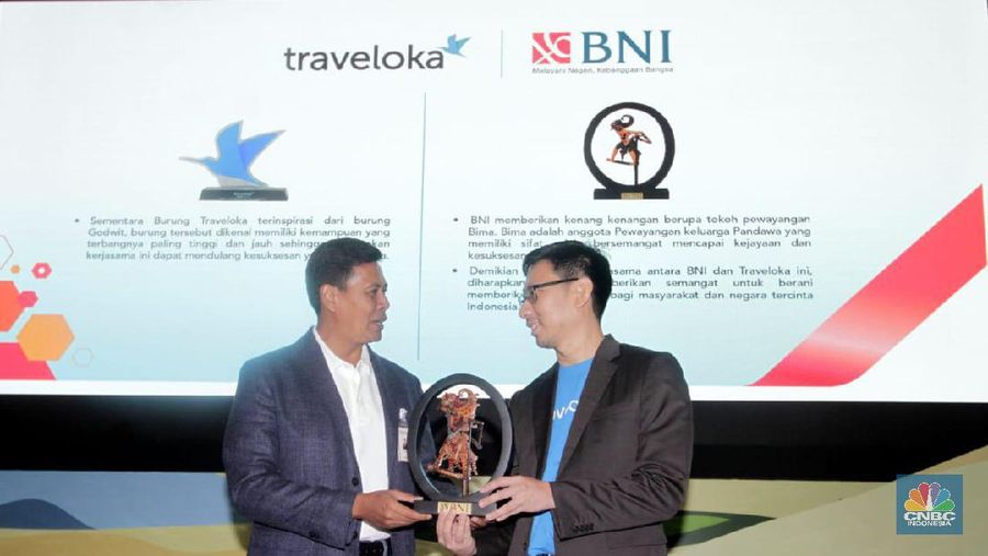 Direktur Bisnis Konsumer BNI Anggoro Eko Cahyo (kiri) dan President Traveloka Group Operations Henry Hendrawan (kanan) menandatangani Perjanjian Kerja Sama Kemitraan BNI Kredit Konsumer melalui Traveloka PayLater di Jakarta, Rabu (15 Januari 2020). BNI siap mendukung Traveloka yang akan menggarap potensi penyaluran pembiayaan hingga Rp 6 triliun di tahun 2020 melalui fitur Traveloka Paylater. Dok BNI